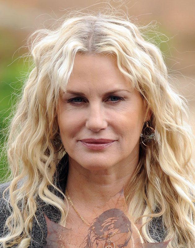 Смотреть секс: Атам ауылда шөпте трахает Құрттармен жыныстық қатынас порно видео