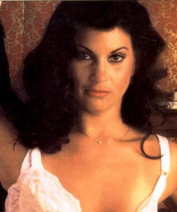 Фильмы сша 1977 года. Близкие контакты третьего рода. Sensual encounters of every kind 1978. Дезире кусто изнутри фильм 1979. Дезри кусто полицейская академия.