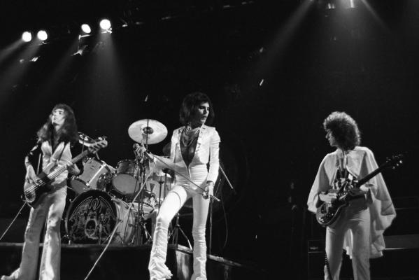 Кадр фильма Queen: Live in Bohemia